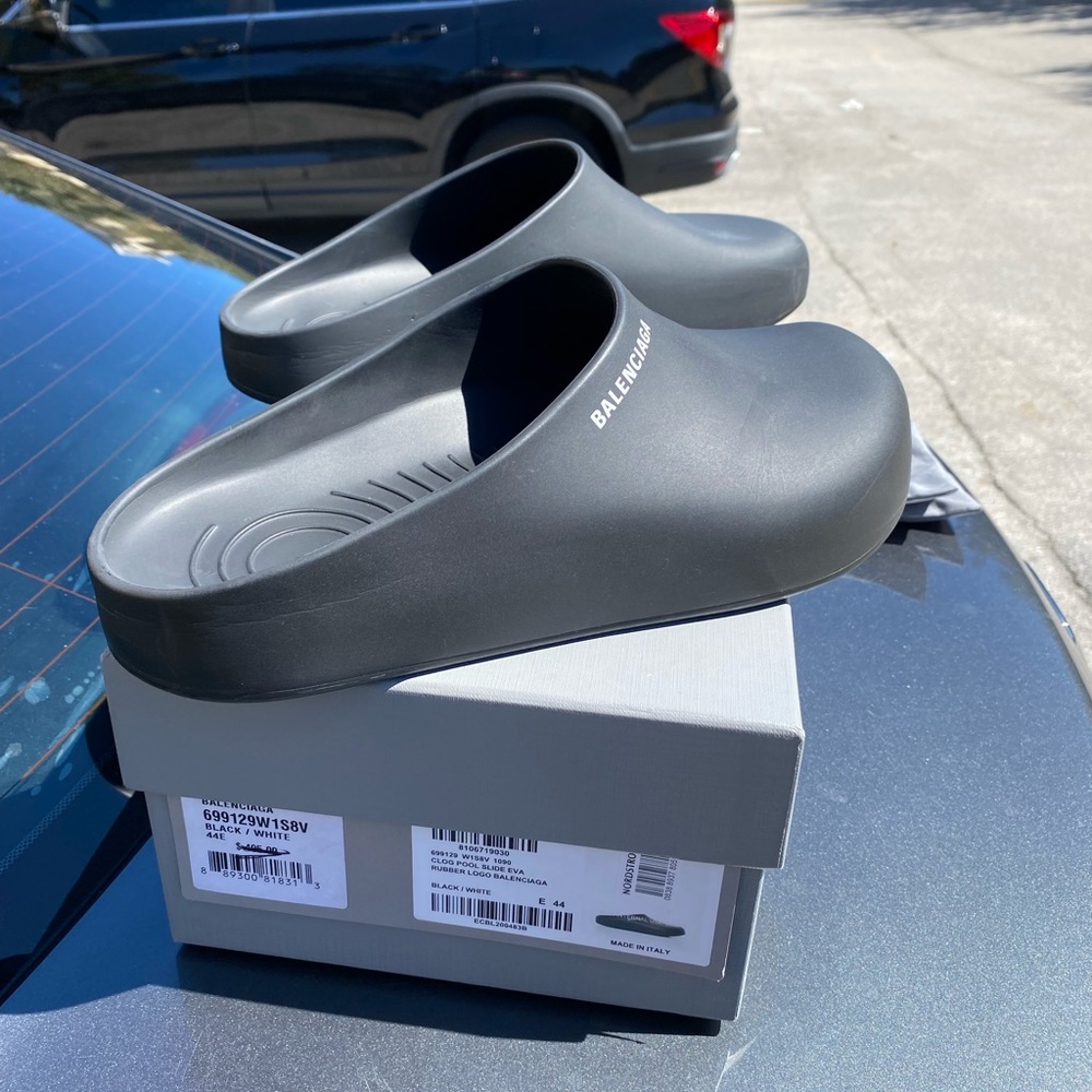 Balenciaga pool slide